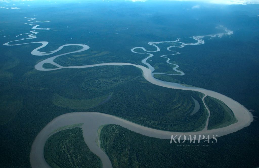 Hutan membentang terlihat dari pesawat tujuan Wamena-Jayapura, Papua, Rabu (11/12/2017). Selain sebagai paru-paru dunia, kelestarian hutan juga menjamin keanekaragaman hayati.
