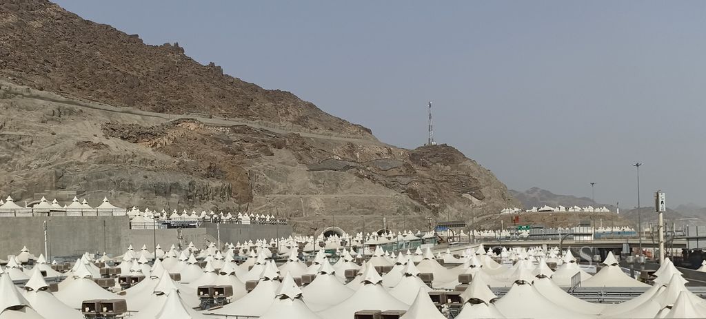 Tenda perkemahan yang disiapkan untuk jemaah haji dari berbagai negara di Mina, Mekkah, Arab Saudi, Senin (20/6/2022). Kawasan Mina menjadi salah satu situs penting dalam prosesi haji yang puncaknya berlangsung pada awal Juli 2022.