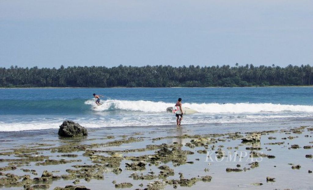 Wisatawan berselancar di Pantai Sorake yang terletak di Desa Botohilitanö, Kecamatan Telukdalam, Kabupaten Nias Selatan, Selasa (5/1/2016). 
