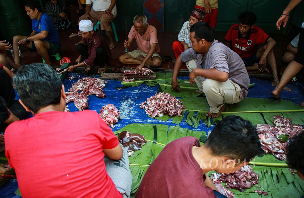 Warga bergotong royong memotong hewan kurban di mushala di kawasan Manggarai, Jakarta Selatan, Minggu (10/7/2022). Antusias warga cukup tinggi untuk merayakan hari raya Idul Adha 1443 H dengan melaksanakan pemotongan hewan kurban di sejumlah tempat.