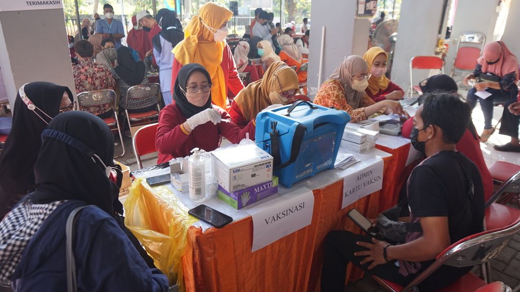 Vaksinasi Covid-19 dosis 2 dan dosis 3 atau penguat untuk percepatan dan perluasan cakupan warga dalam Bakti Sosial Layanan Terintegrasi di Pasar Gunung Anyar, Surabaya, Jawa Timur, Jumat (22/7/2022). 