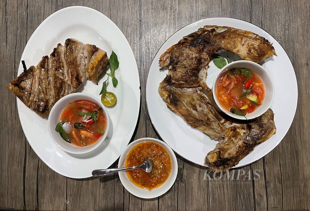 Masakan rahang tuna (sebelah kanan) dan tuna belly atau daging bagian perut ikan tuna, di Kedai Tuna di Morotai, Maluku Utara, awal September lalu.