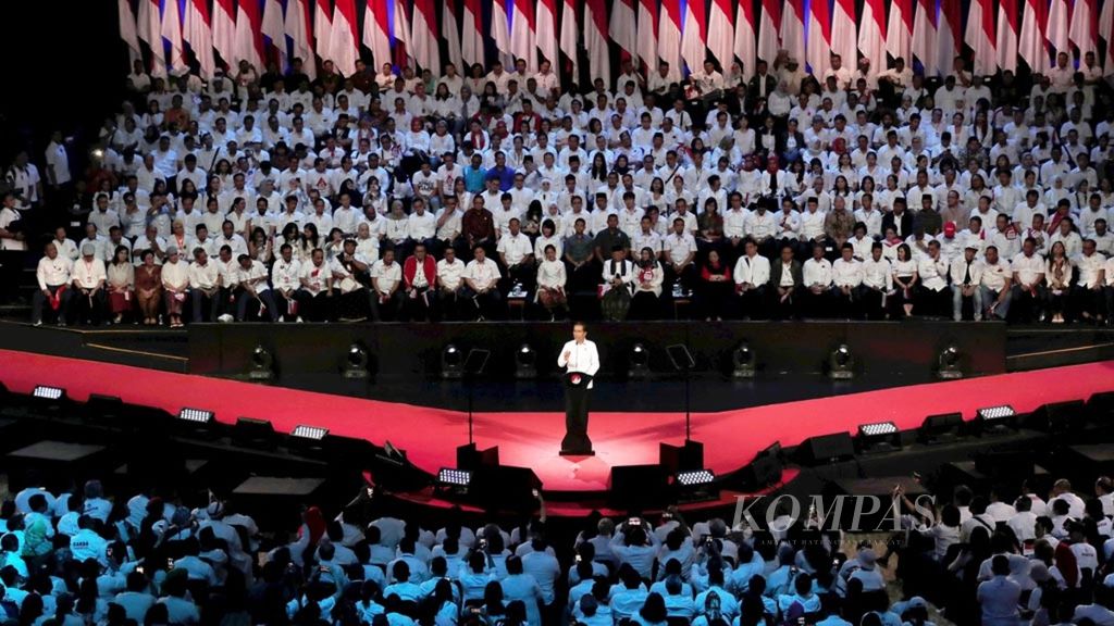 Presiden terpilih Joko Widodo menyampaikan pidato dalam kegiatan Visi Indonesia di Sentul, Bogor, Jawa Barat, Minggu (14/7/2019). Acara ini dihadiri ribuan sukarelawan dan pimpinan partai politik pendukung Joko Widodo-Ma'ruf Amin.
