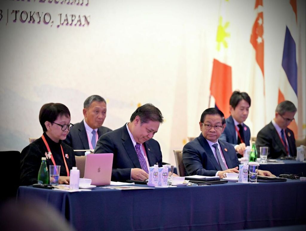 Menteri Koordinator Bidang Perekonomian Airlangga Hartarto (ketiga dari kiri), Menteri Luar Negeri Retno Marsudi (paling kiri), Menteri Energi dan Sumber Daya Mineral Arifin Tasrif (kedua dari kiri), Sekretaris Kabinet Pramono Anung (keempat dari kiri), dan Duta Besar RI untuk Jepang Heri Akhmadi mendampingi Presiden Joko Widodo dalam KTT ASEAN-Jepang, di Tokyo, Minggu (17/12/2023).