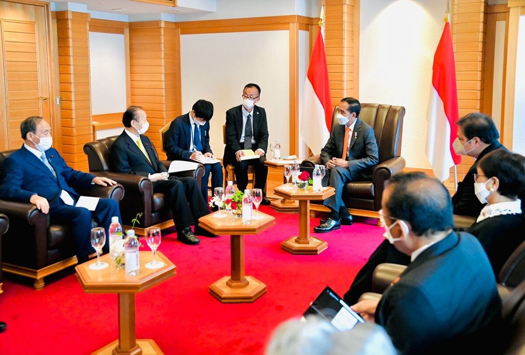 Presiden Joko Widodo menerima kunjungan kehormatan Ketua Japan-Indonesia Parliamentary Friendship League Nikai Toshihiro di Salon Room, Imperial Hotel, Tokyo, Jepang, Rabu (27/7/2022).