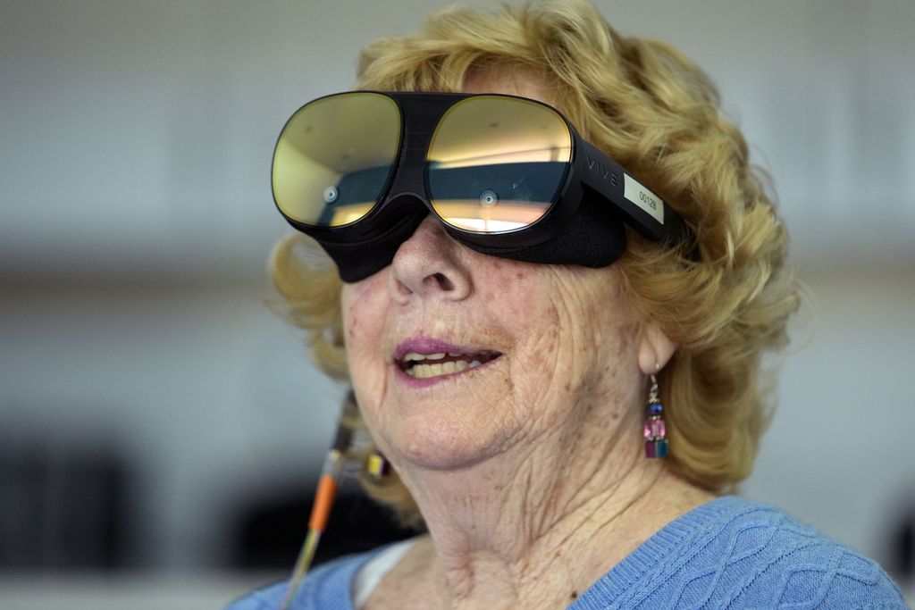 Karen Audet (82) mengenakan teknologi realitas virtual Mynd Immersive di komunitas lanjut usia John Knox Village, Florida, AS, 31 Januari 2024.  