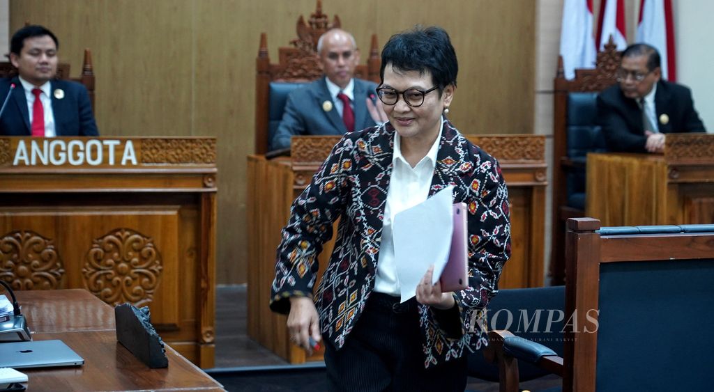 Professor of Constitutional Law at Universitas Padjadjaran, Susi Dwi Harijanti, appeared as an expert witness in a information dispute hearing between Indonesia Corruption Watch (ICW) and the Ministry of Internal Affairs concerning the right to information about the appointment of Acting Regional Heads. The hearing took place in the Central Information Commission courtroom in Jakarta on Tuesday (30/5/2023).