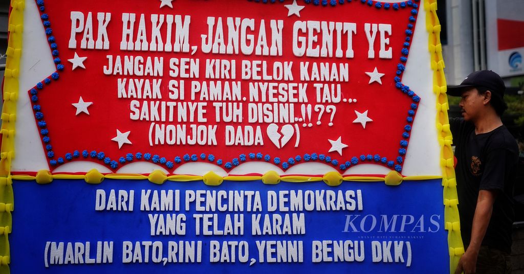 Isi tulisan karangan bunga di depan Mahkamah Konstitusi, Jakarta, menjelang rangkaian sidang perkara Perselisihan Hasil Pemilihan Umum, Selasa (26/3/2024). 