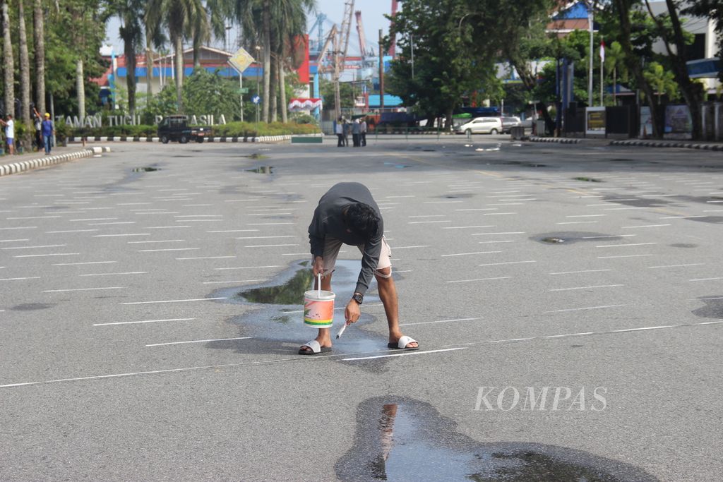 Petugas pada Selasa (9/4/2024) mempersiapkan lokasi di Jalan Rahadi Oesman atau sekitar Taman Alun Kapuas, Kota Pontianak, Kalimantan Barat, yang akan menjadi salah satu lokasi shalat Idul Fitri pada Rabu (10/4/2024).