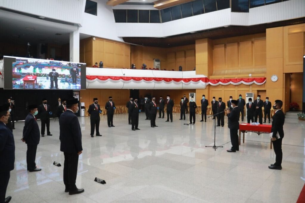 Menteri Dalam Negeri Tito Karnavian menyerahkan surat keputusan Mendagri untuk Pejabat sementara Gubernur di Kantor Kemendagri, Jakarta, Jumat (25/9/2020).