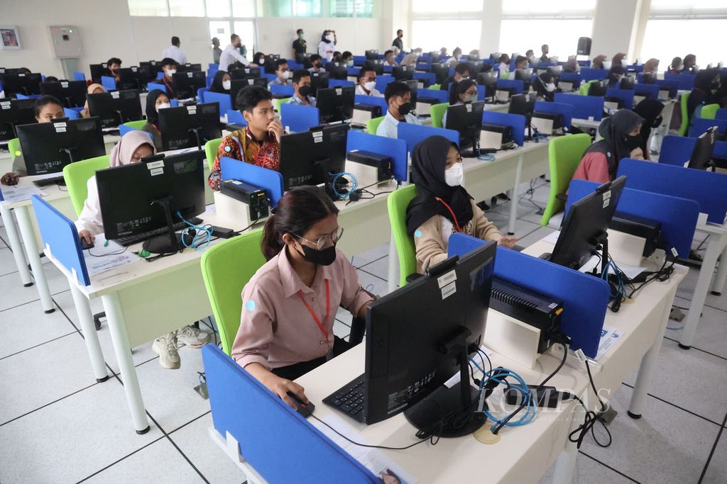 Calon mahasiswa mengikuti ujian tulis berbasis komputer (UTBK) di Universitas Gadjah Mada, Yogyakarta, Senin (8/5/2023). UTBK di UGM dilaksanakan di 12 lokasi dan diikuti 13.448 peserta. Ujian yang merupakan syarat utama mengikuti seleksi nasional berbasis tes (SNBT) pada perguruan tinggi negeri ini berlangsung hingga 14 Mei 2023.