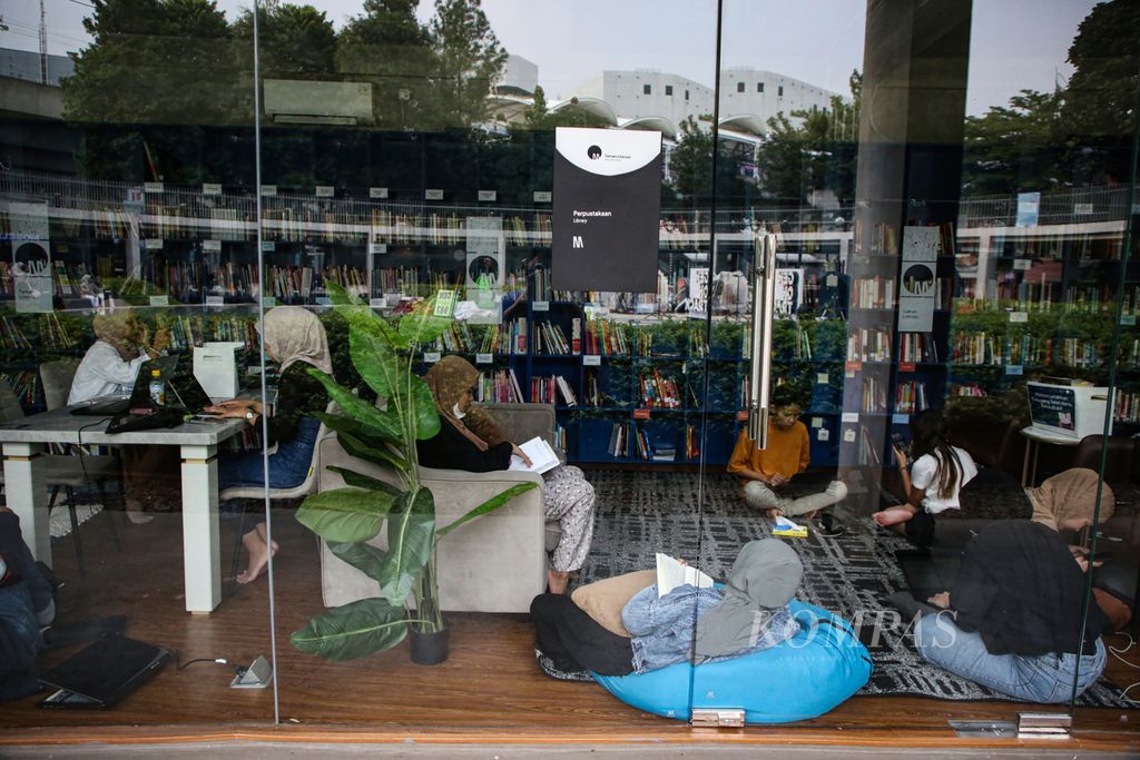 Suasana perpustakaan di Taman Literasi Martha Christina Tiahahu di kawasan Blok M, Jakarta Selatan, yang ramai pengunjung pada masa libur sekolah, Jumat (30/6/2023). 