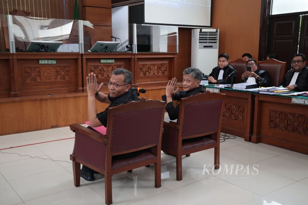 Terdakwa kasus penghalangan penyidikan perkara (<i>obstruction of justice</i>) pembunuhan Nofriansyah Yosua Hutabarat atau Brigadir J, Hendra Kurniawan (duduk kanan) dan Agus Nurpatria (duduk kiri), menjalani sidang lanjutan di Pengadilan Negeri Jakarta Selatan, Kamis (27/10/2022). 