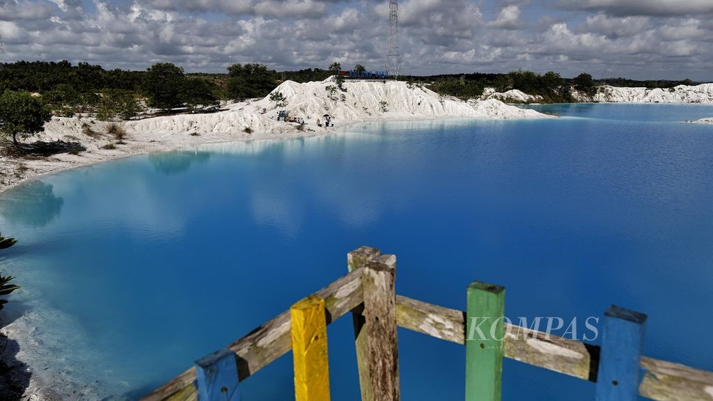  Lansekap Danau Kaolin di Desa Nibung, Koba, Kabupaten Bangka Tengah, Bangka Belitung, yang dikelola oleh BUMDes sebagai tempat wisata, Juli 2022). BUMDes Nibung mengelola tempat itu sejak tahun 2016 setelah tak ditambang lagi oleh perusahaan swasta.  