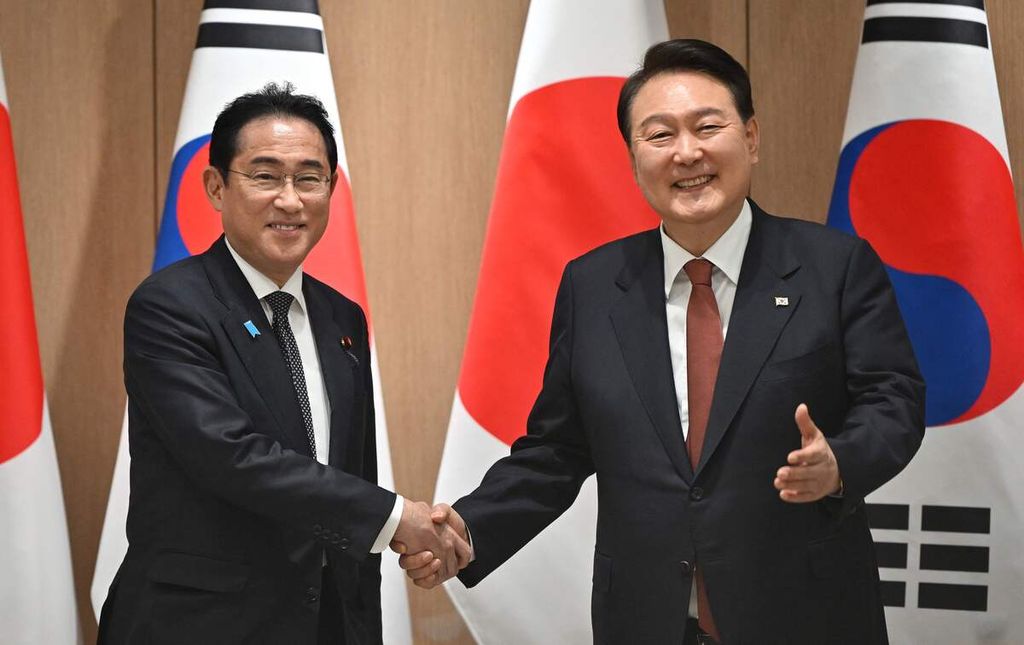 Perdana Menteri Jepang Fumio Kishida (kiri) disambut Presiden Korea Selatan Yoon Suk Yeol pada Mei 2023 di Seoul, Korsel. Mereka akan kembali bertemu di Camp David, Amerika Serikat atas, undangan Presiden AS Joe Biden. Pertemuan pada Jumat (18/8/2023) akan membahas kerja sama keamanan tiga negara. 
