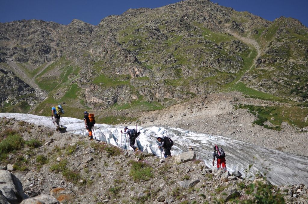 Tim Ekspedisi Tujuh Puncak Dunia dari Wanadri hampir tiba di gletser Kashkatash, Elbrus, Rusia Selatan, Rabu (11/8/2010). Di gletser itu, tim berlatih keterampilan pendakian sekaligus menjajal alat-alat pendakian gunung es. 