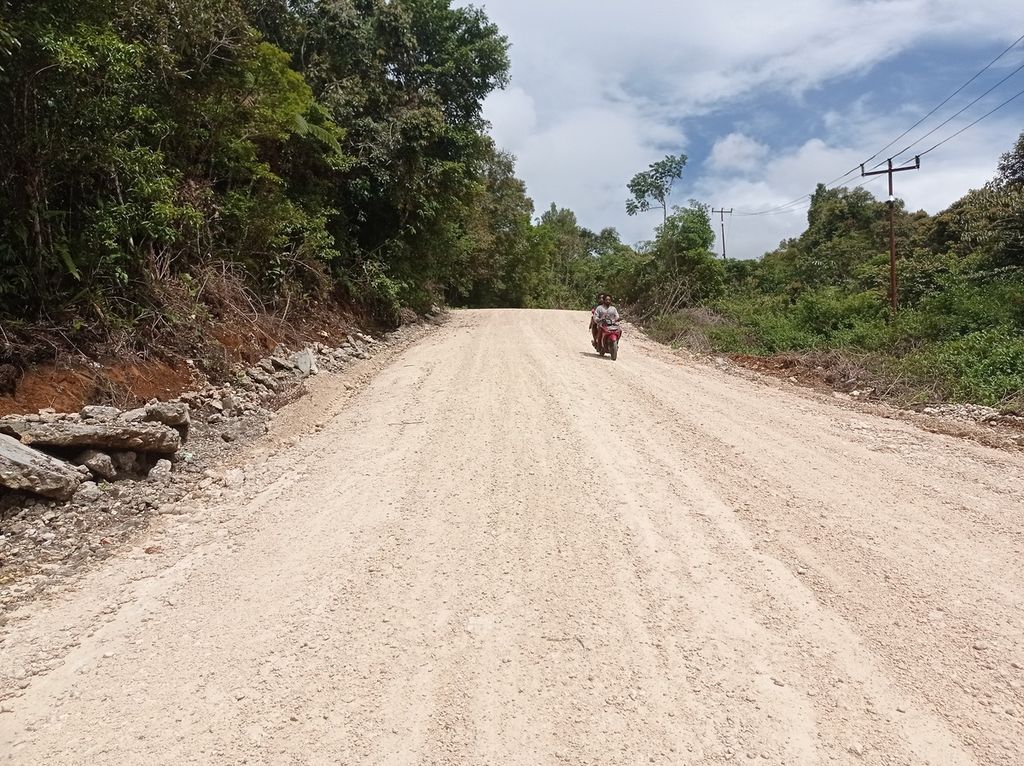 Jalan baru antarkampung di Maybrat, Papua Barat, Rabu (13/7/2022). Jalan baru dibuka dengan cara mengikis perbukitan atau menebas semak-semak.