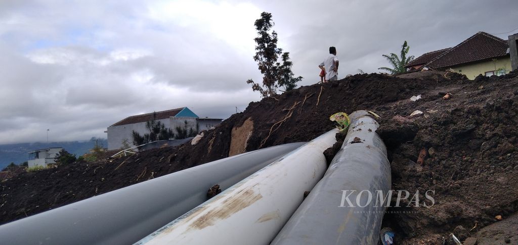 Ilustrasi: Pipa air bersih yang mengalir ke rumah warga Dusun Sambong, Desa Bulukerto, Kecamatan Bumiaji, Kota Batu, Jawa Timur, yang rusak terhantam material banjir bandang sudah tersambung kembali, Kamis (11/11/2021). Bencana banjir bandang yang terjadi 4 November itu menewaskan tujuh warga.