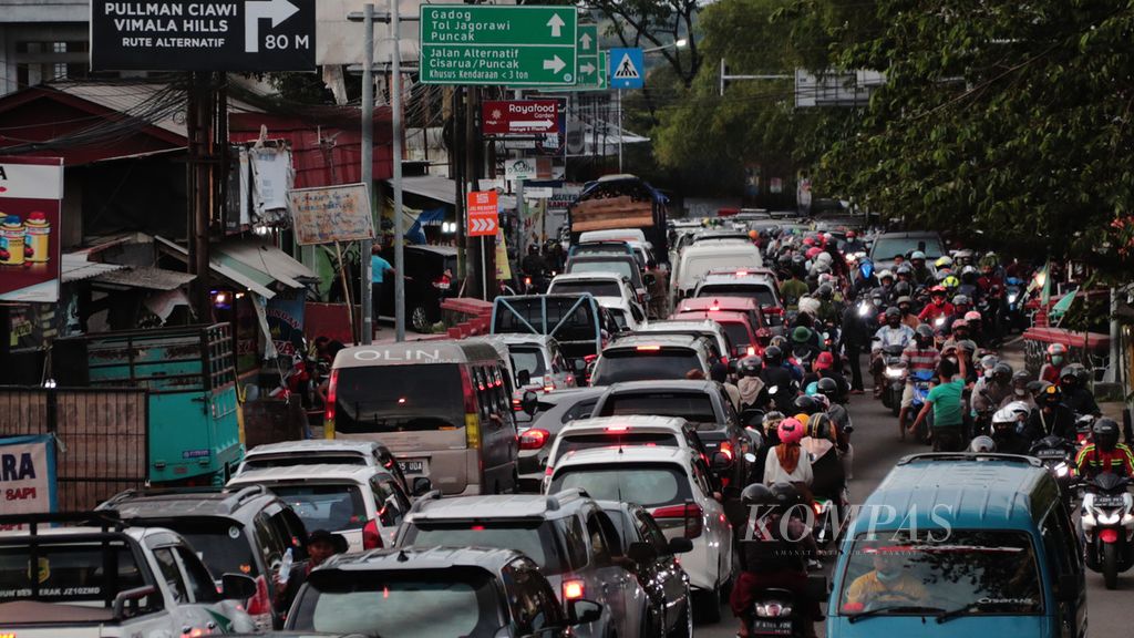 Ruas Jalan Raya Ciawi, Kabupaten Bogor, Jawa Barat, yang dipadati kendaraan menuju Puncak (27/2/2022). Libur akhir pekan yang dilanjut dengan libur Isra Miraj dimanfaatkan warga, terutama dari arah Jakarta, untuk berlibur di kawasan Puncak. 