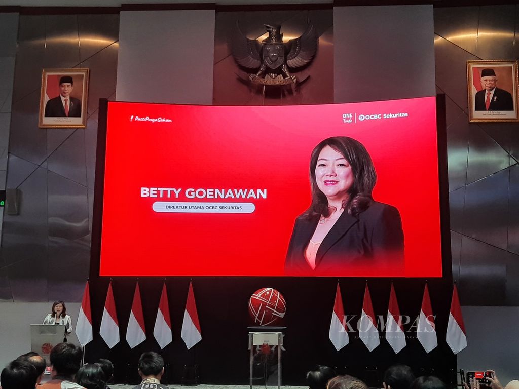 Direktur Utama PT OCBC Sekuritas Indonesia Betty Goenawan menjelaskan latar belakang diadakannya aplikasi jual-beli saham, ONETrade di Gedung Bursa Efek Indonesia, Jakarta, Senin (7/8/2023). 