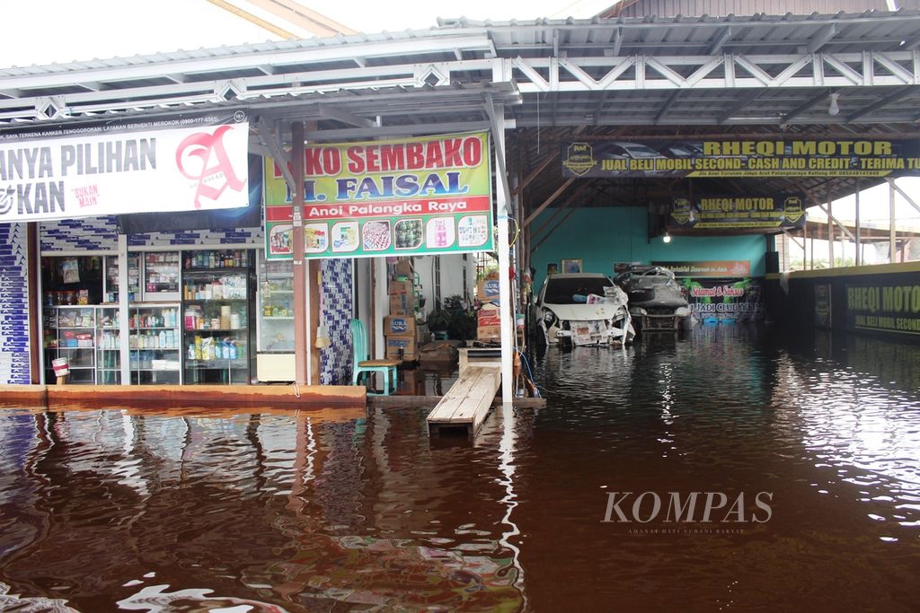 Banjir merendam tempat usaha warga di Kota Palangkaraya, Kalteng, 17 November 2022.