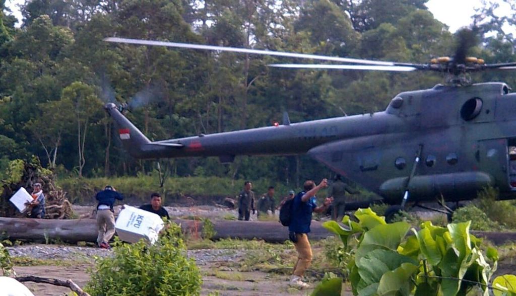 Helikopter Mi-17 milik TNI Angkatan Darat membawa logistik Pemilu 2024 ke Kabupaten Maluku Tengah, Sabtu (10/2/2024).