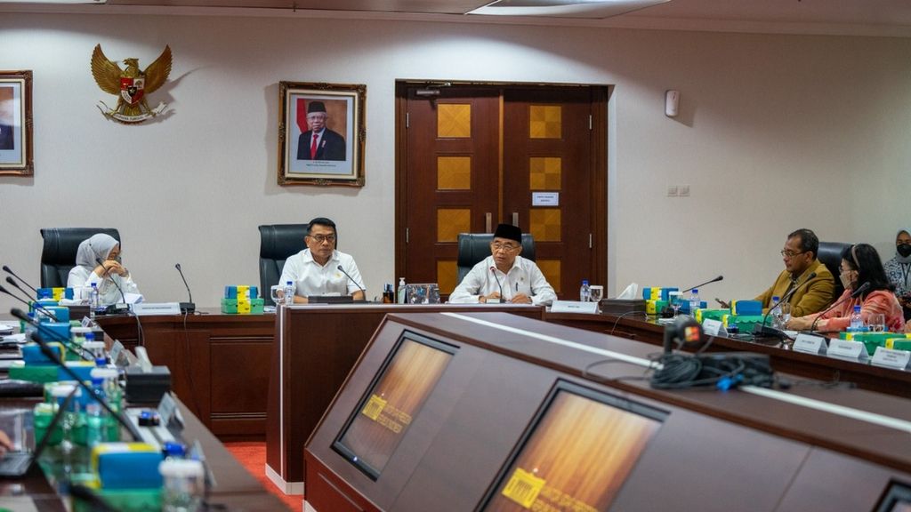 Kepala Staf Kepresidenan Moeldoko memimpin rapat tingkat menteri terkait pengesahan dan penyusunan gugus tugas percepatan RUU Perlindungan Pekerja Rumah Tangga di Gedung Bina Graha, Jakarta, Selasa (9/8/2022).