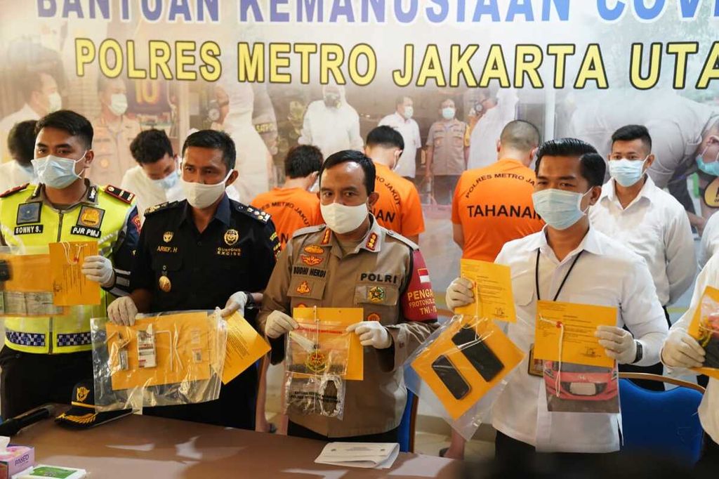 Polisi menunjukkan alat bukti narkoba dan tersangka penyalahgunaan narkoba di Polres Metro Jakarta Utara, pada Selasa (23/6/2020). 