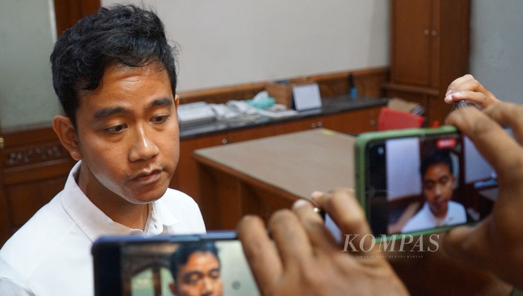 Calon wakil presiden nomor urut 2, Gibran Rakabuming Raka, diwawancarai awak media di Balai Kota Surakarta, Jawa Tengah, Jumat (16/2/2024). 