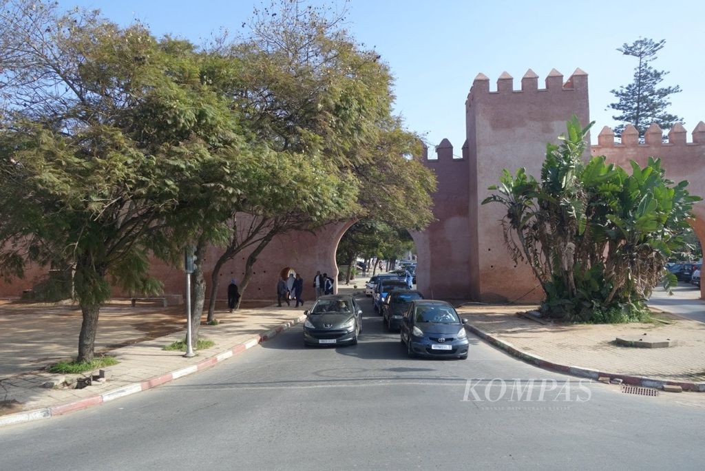 Gerbang bagian dari benteng kuno yang menuju Jalan Soekarno atau Rue Soekarno, salah satu jalan utama di kota Rabat, Maroko, Januari 2020. 