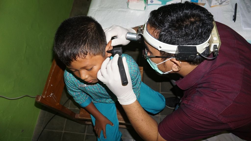 Dokter Spesialis Telinga Hidung Tenggorokan Wahyu Dwi dari Universitas Jenderal Soedirman Purwokerto memeriksa rongga telinga pelajar SD Mandirancan, Kebasen, Banyumas, Jawa Tengah, Kamis (10/10/2019). 