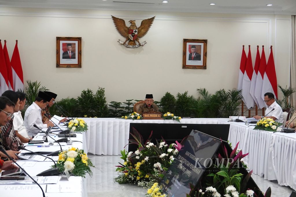 Wakil Presiden Ma’ruf Amin memimpin rapat koordinasi pengarah dan pelaksana Tim Percepatan Penurunan Stunting (TPPS) di Istana Wapres, Jakarta, Selasa (19/3/2024). 