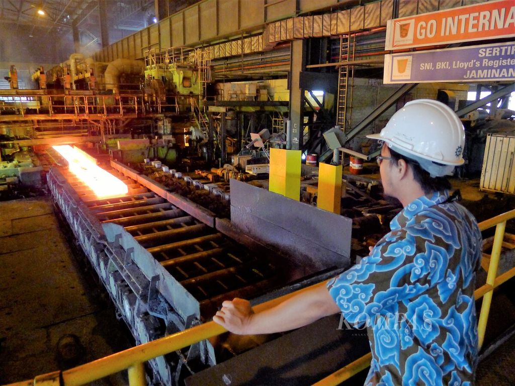 Karyawan PT Krakatau Steel (Persero) Tbk memantau pembuatan lembaran baja panas di Cilegon, Banten.