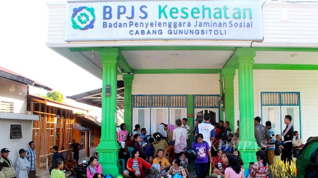 Warga Kota Gunung Sitoli, Sumatera Utara, antre mendaftar menjadi peserta BPJS Kesehatan di Kantor BPJS Kesehatan setempat, 