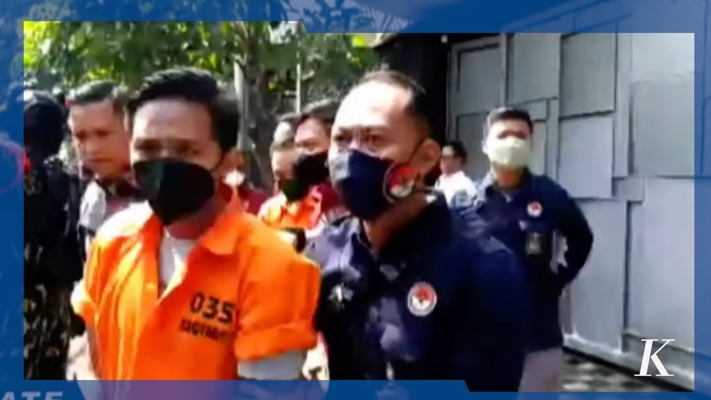 Tiga dari lima tersangka dalam kasus pembunuhan Nofriansyah Yosua Hutabarat alias Brigadir J tiba di lokasi rekonstruksi ulang di Kompleks Polri, Duren Tiga, Jakarta Selatan, Selasa (30/8/2022) sekitar pukul 10.00.