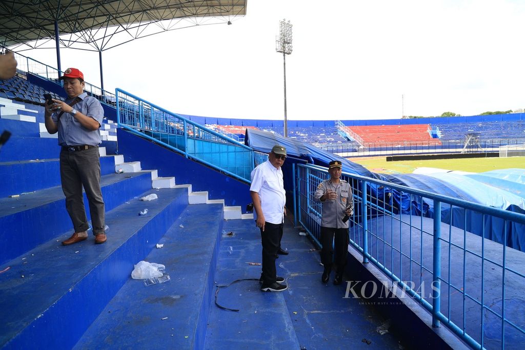 Anggota Komisi Kepolisian Nasional (Kompolnas) Pudji Hartanto (tengah), dan Muhammad Dawam mengunjungi Stadion Kanjuruhan di Kepanjeng, Malang, Jawa Timur, Selasa (4/10/2022). 