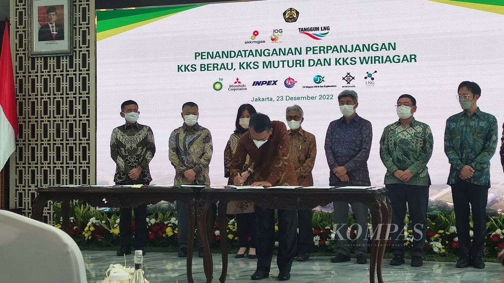 Menteri Energi dan Sumber Daya Mineral Arifin Tasrif membubuhkan tanda tangan pada perpanjangan kontrak BP untuk kontrak kerja sama Tangguh, yang terdiri dari KKS Berau, Muturi, dan Wiriagar, di Kementerian ESDM, Jakarta, Jumat (23/12/2022). 