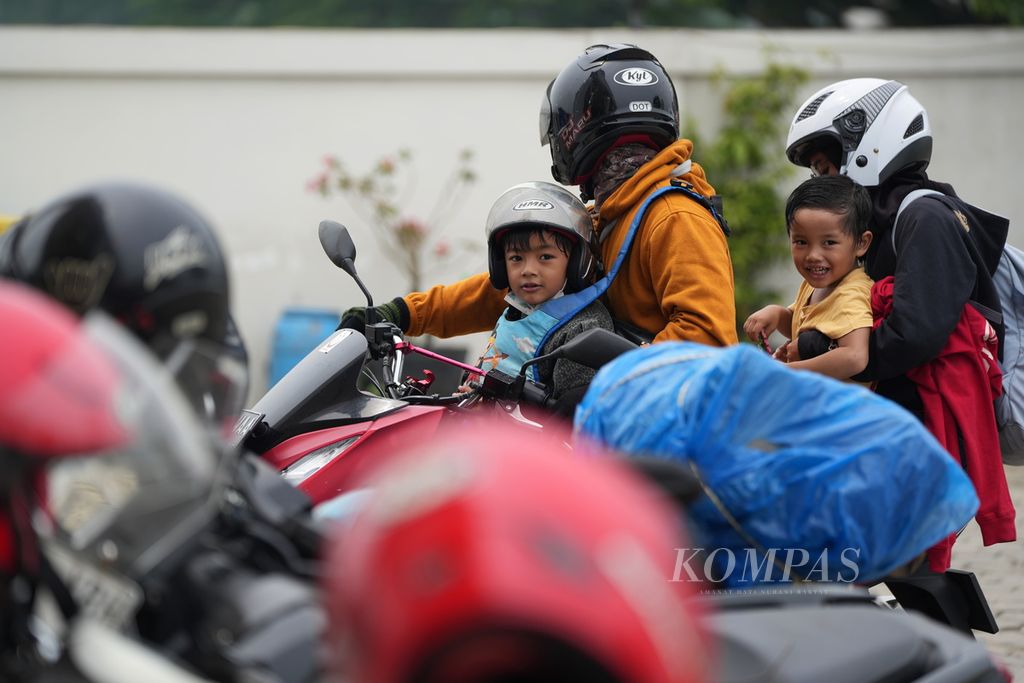 Pemudik sepeda motor yang sudah beristirahat meninggalkan Masjid Jami An-Nur di Jalan Lingkar Tanjungpura, Karawang, Jawa Barat, Sabtu (6/4/2024). 