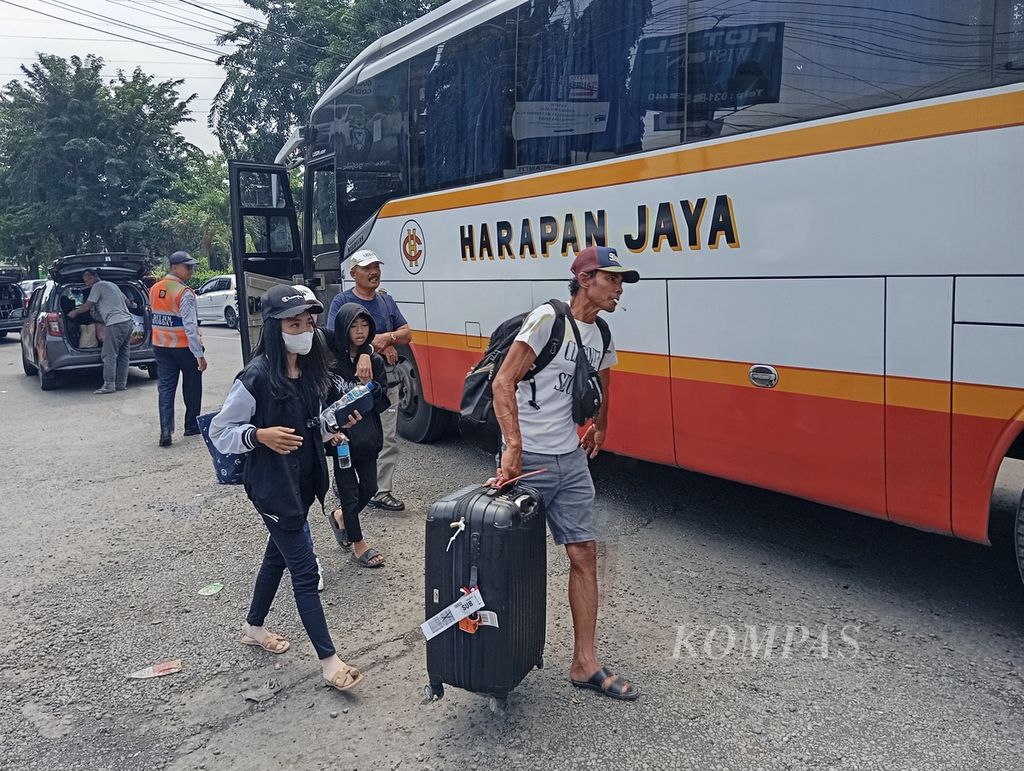 Kalangan warga hendak mudik dengan bus di Terminal Purabaya, Sidoarjo, Jawa Timur, Sabtu (6/4/2024). Puncak arus mudik Lebaran 2024 dari Terminal Purabaya terjadi Sabtu atau Minggu ini.