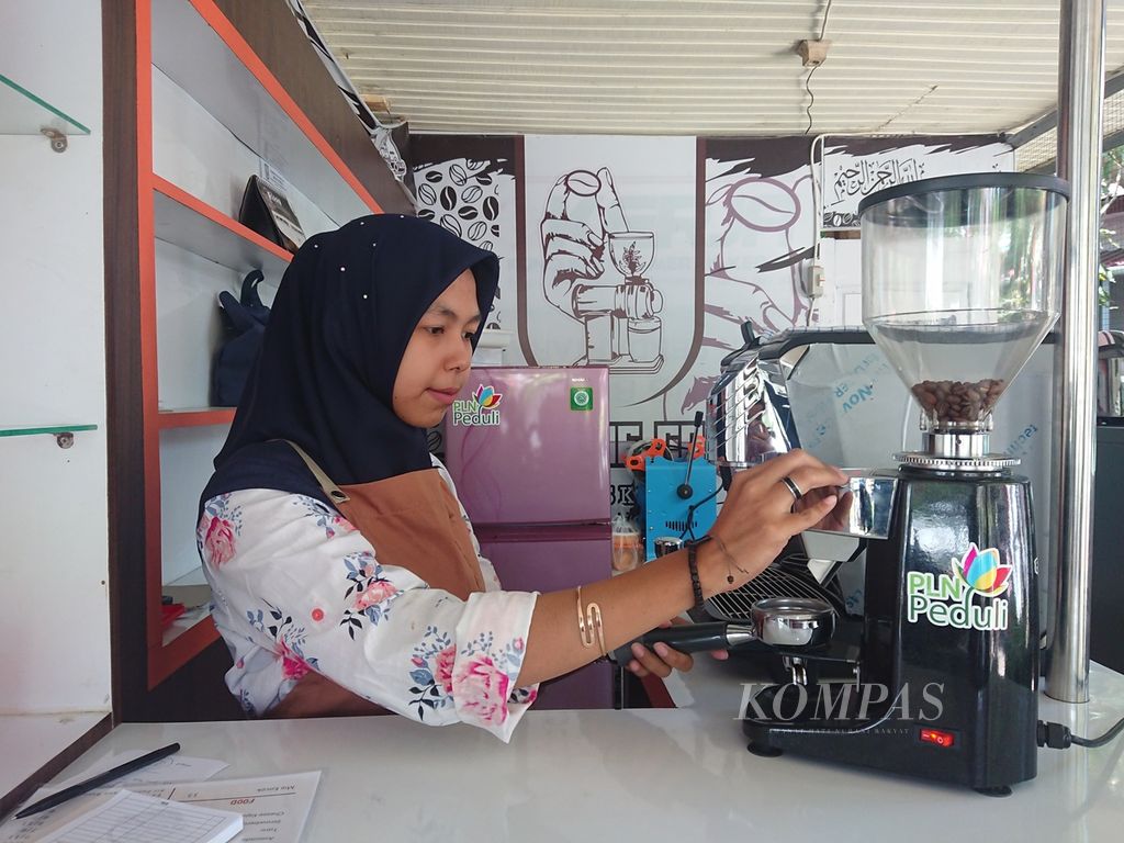 Tari Tiaralita Putri (25), seorang teman tuli, meracik kopi di Cafe Hanasue Dinas Sosial Banda Aceh, Kamis (22/9/2022). Tari seorang barista rungu yang kini aktif mengampanyekan kesetaraan.