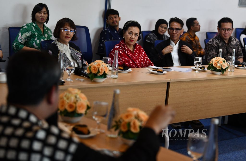 Program Director of Bakti Budaya Djarum Foundation Renitasari Adrian, cultural observer Nina Akbar Tandjung, designer Edward Hutabarat (left to right) while taking part in a limited discussion with the theme "Preserving Cultural Heritage, Reimagining Museums and Cultural Heritage in Indonesia" which was held in collaboration with daily <i >Kompas</i> and the Directorate General of Culture, Ministry of Education, Culture, Research and Technology at Kompas Tower, Jakarta, Thursday (18/4/2024).