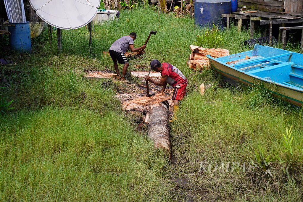 Residents are pounding sago in Taroi Village, Teluk Bintuni Regency, West Papua, Sunday (18/4/2021).