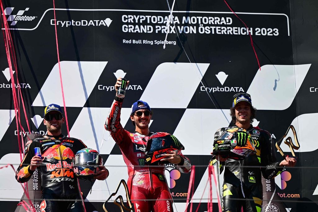 Pebalap KTM, Brad Binder; pebalap Ducati, Francesco Bagnaia; dan pebalap Mooney VR46, Marco Bezzecchi (kiri ke kanan); berpose di podium seusai balapan MotoGP seri Austria di Sirkuit Red Bull Ring, Spielberg, Austria, Minggu (20/8/2023). 