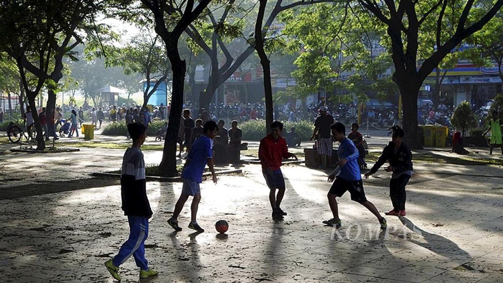 Warga mengisi liburan dengan bermain bola di kompleks Grand Wisata, Bekasi, Jawa Barat, Minggu (12/3). Olahraga yang rutin ditunjang pola makan yang sehat kini sudah menjadi bagian gaya hidup sehat di perkotaan.