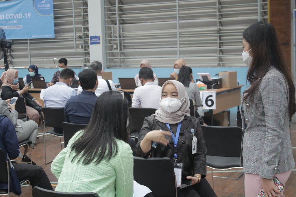 Beberapa karyawan Bank BJB menunggu observasi sambil berbincang seusai mendapatkan vaksinasi Covid-19 di Kantor Pusat Bank BJB, Jalan Naripan, Kota Bandung, Rabu (24/3/2021)