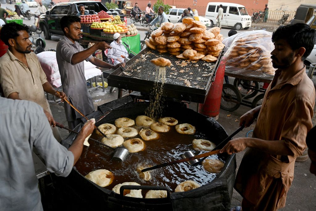 Pedagang makanan buka puasa di Karachi, Pakistan, Senin (11/3/2024).