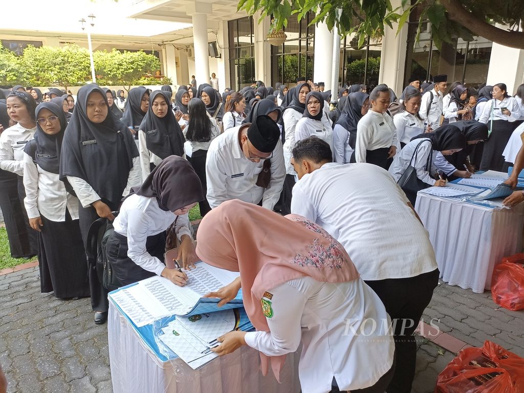 Sebanyak 679 guru dan tenaga kesehatan mengambil surat keputusan pengangkatan usai dilantik menjadi pegawai pemerintah dengan perjanjian kerja (PPPK) di lingkungan Pemerintah Kota Medan, Sumatera Utara, Senin (27/5/2024). Pengangkatan menjadi PPPK menjadi solusi di tengah banyaknya tenaga honorer pemerintahan yang bertahun-tahun tidak mendapat gaji layak dan jaminan masa depan.