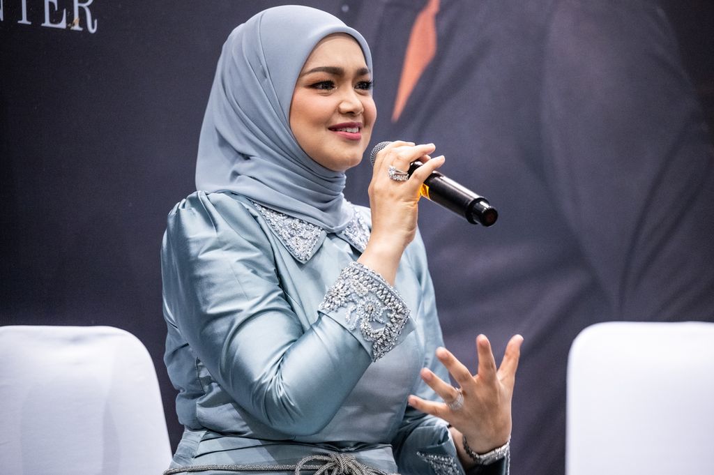 Penyanyi Siti Nurhaliza ketika berbicara dalam sesi konferensi pers konser tunggal John Legend di Sentul International Convention Center, Kabupaten Bogor, Jabar, Minggu (6/10/2024).