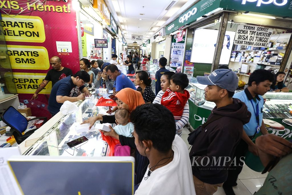 Visitors buy mobile phones at one of the outlets in the ITC Roxy shopping center, West Jakarta, Tuesday (November 26, 2019). At the same time, the Ministry of Communication and Information Technology, the Ministry of Trade, and the Ministry of Industry conducted a socialization campaign regarding the regulations for managing the identification codes of telecommunications devices or IMEI that are followed by distributors and retailers of telecommunications devices.