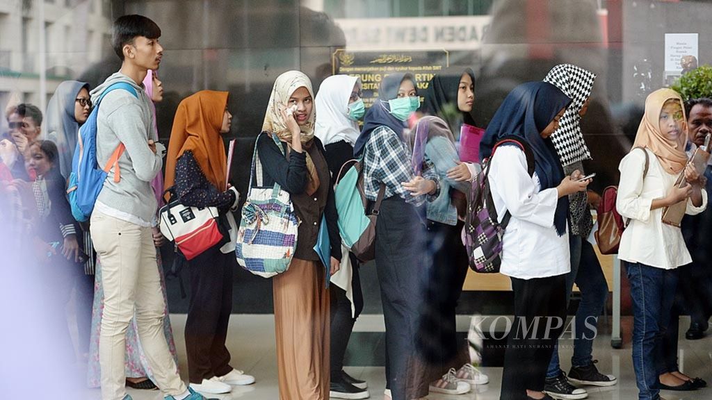 Calon mahasiswa antre masuk ruang ujian mengikuti seleksi ujian mandiri Universitas Negeri Jakarta (UNJ) di Kampus UNJ, Rawamangun, Jakarta, Sabtu (15/7/2017).